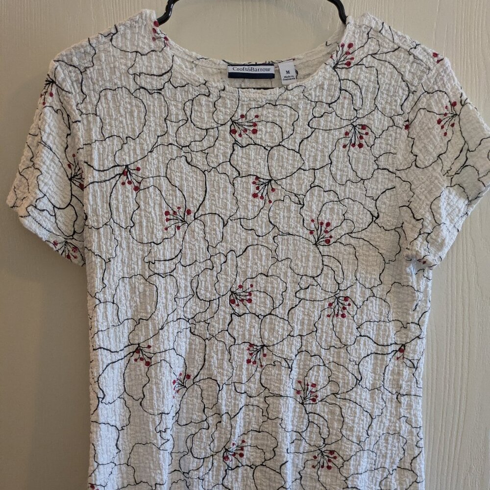 Croft & Barrow Abstract White Red and Black Textured Floral Tee Size M